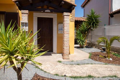 San Giovanni Suergiu Maison | Yellow House