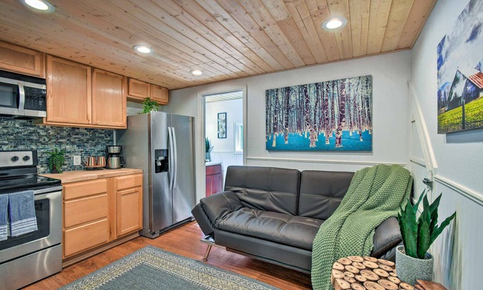McKenna Cabine | Yelm House Overlooking the Nisqually River!