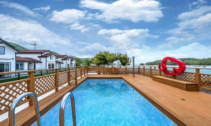 Dolsan-eup Maison | Yeosu Dangdangi Dog Family Pension Gold