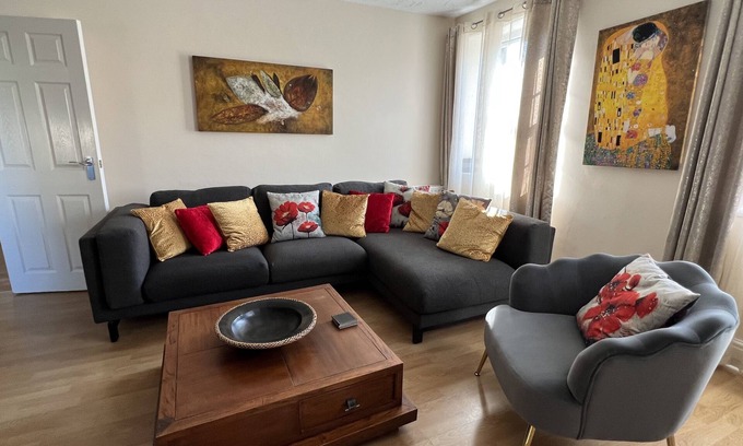 Yeovil Appartement | Appartement 2BD Penthouse élégant et charmant près du centre-ville de Yeovil!