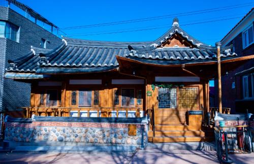 Paldal-gu Maison | Yeoyeoje - Hanok Accommodation with the atmosphere of Hwaseong Fortress Road in Suwon, a UNESCO World Heritage