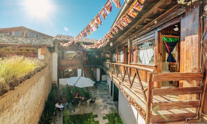 Shangri-La Hôtel | Yi's Hostel
