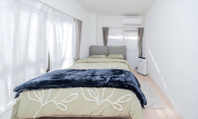 Funabori Appartement | Yinojia: Bright, clean interior. Quiet yet convenient, near 24 - hr stores.