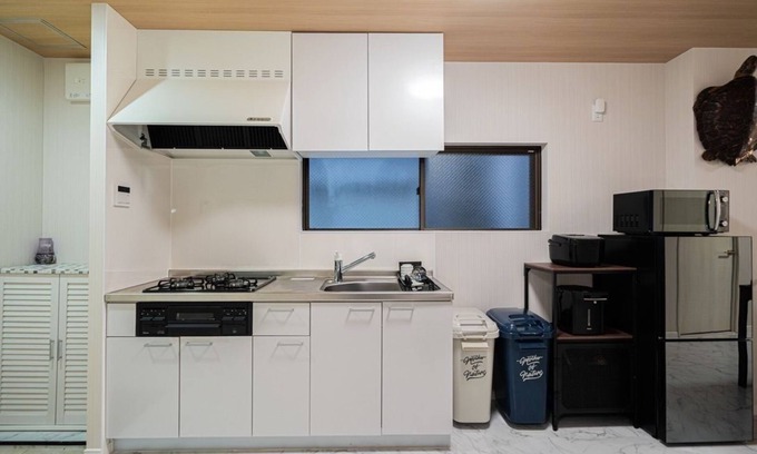 Funabori Appartement | Yinojia: Bright, clean interior. Quiet yet convenient, near 24 - hr stores.Rm101