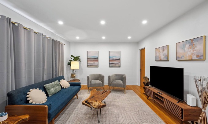 Rocky River Maison | “YOGA HOUSE” 4bed , 2 spa-like baths + 2x Yoga sunrooms! Hotel quality