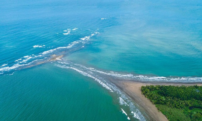 Ballena Cabine | Yogachal Vista Mar bamboo cabiña in jungle w waterfall and seaview yoga deck