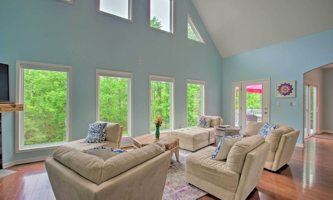 Buckingham Maison | Yogi’s Paradise w/ Deck ~ 1 Mi to Yogaville!
