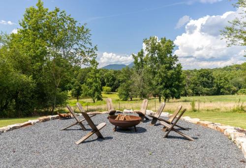 Cleveland Maison | Yonah View King Beds - Wine Country Bliss