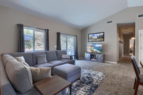 Ahwahnee Maison | Yosemite Hilltop Gated Villa near Oakhurst, Bass Lake and Mariposa w EVCharger Hottub Grill and Awesome Views!