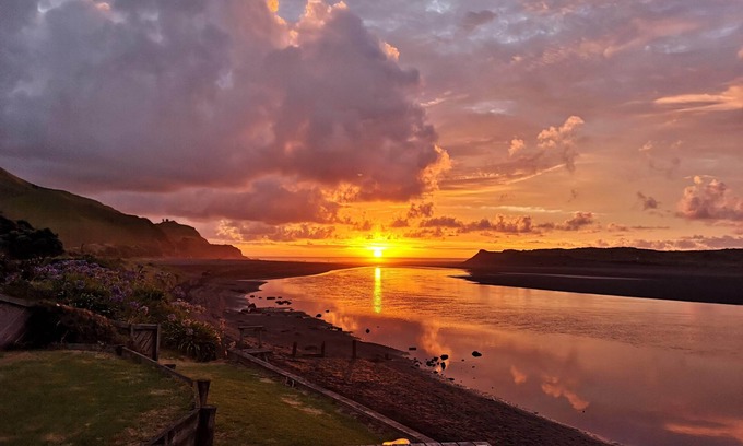 Waitomo District Maison | You can't get closer to the water if you tried