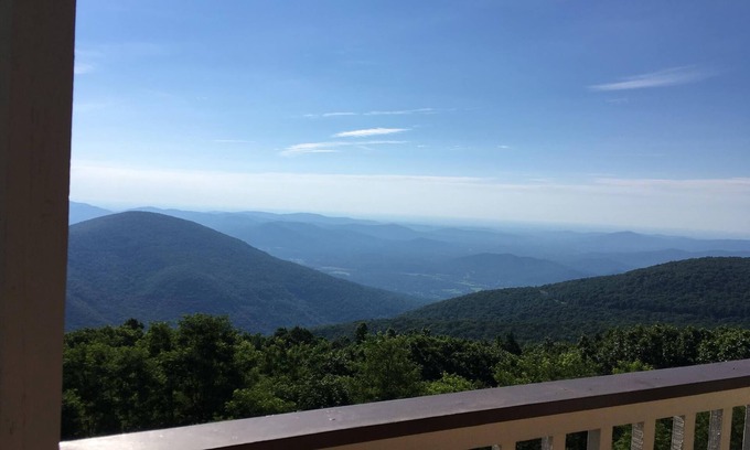 Chestnut Springs Copropriété | Vous méritez tout! Vues impressionnantes, laissez-passer pour les invités, ascenseur et service de navette!