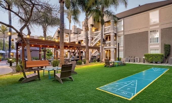 Sunnyvale Hôtel | You Found it! FOUR Comfortable 1BR Suites, Outdoor Swimming Pool, Pets Allowed!