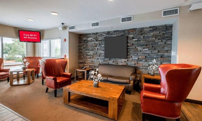 Saugus Maison | You found it! Close to it All! Pets Allowed, Short Drive to Memorial Stadium!