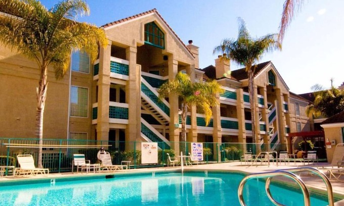 Sunnyvale Station Balnéaire | You Found it! FOUR Comfortable 1BR Suites, Outdoor Swimming Pool, Pets Allowed!