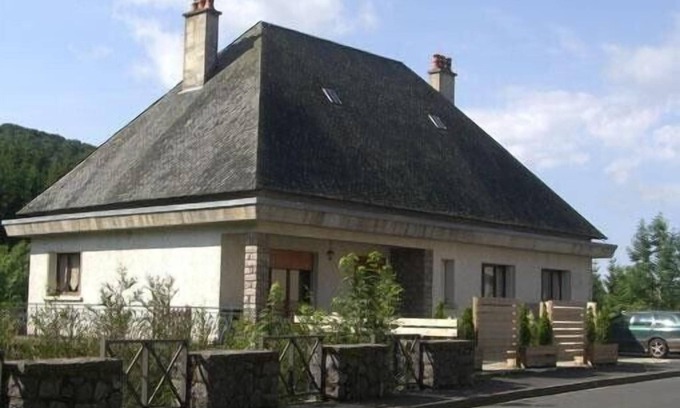 Egliseneuve-d'Entraigues Maison | Ds village au coeur du Parc des Volcans d'Auvergne, maison calme et confortable.