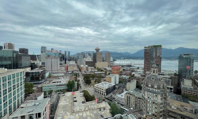 Crosstown Copropriété | You're in the heart of the action for entertainment and office!