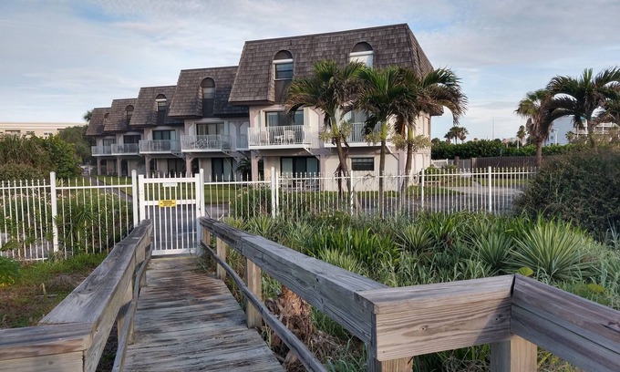 Avon By The Sea Maison | Vous l'avez trouvé! Cocoa Beach by THE PIER - 2 chambres, 2 salles de bains de style maison de ville