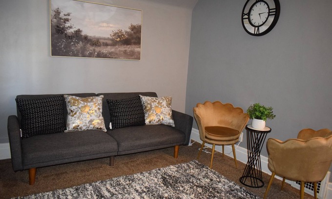 Cheektowaga Maison | Your Buffalo Hideaway- 2-bedroom with 2 comfy queen-size bed near BUF Airport