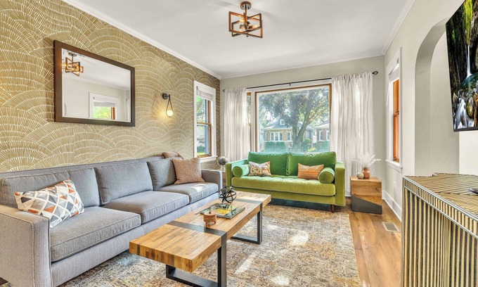 Brookfield Maison | Your Chicago Hub~ 4 minute Walk to Train~ Pets OK