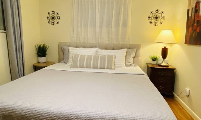 Ross Township Maison | Your Comfy Home in Pittsburgh with King beds and free parking