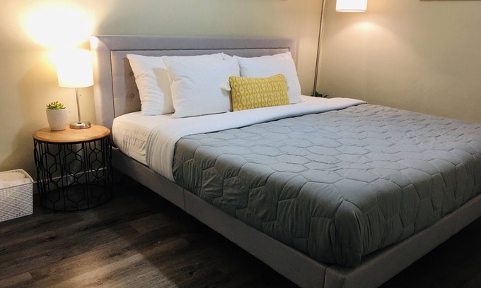 Ross Township Maison | Your Cozy Home in Pittsburgh w/King bed & Free Parking