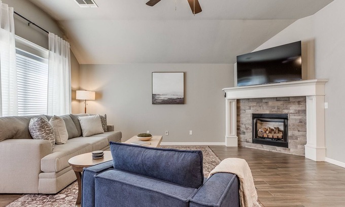 Edmond Maison | Your Cozy Modern Getaway in Edmond