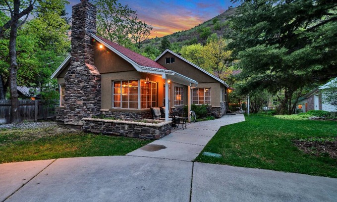 Snowbird Maison | Votre cabane est nichée entre les montagnes et un ruisseau craquant