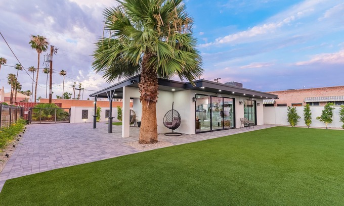 Downtown Maison | Unbeatable Location, VR Tour, Outdoor Pool, BBQ, and Much More!