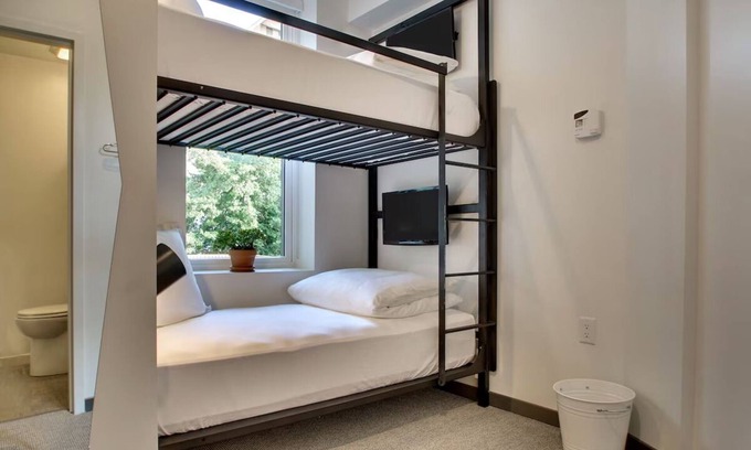 Foggy Bottom Hôtel | Your Gateway to D.C.: Cozy Hive Near White House – Perfect for Sightseers