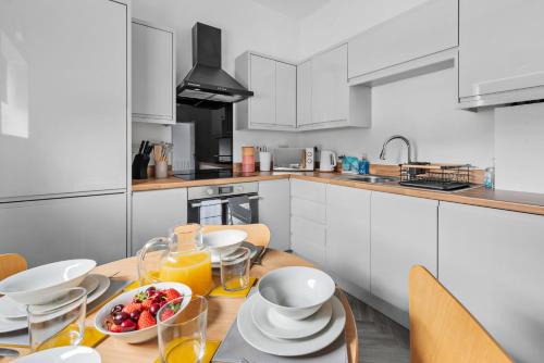 Spetchley Appartement | Your Group Base 3 Modern Flats Sleeps 4 to 12 Near Malvern