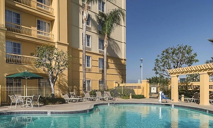 Guasti Hôtel | Your Home Away From Home! Amazing unit w/ Pool access Near Toyota Arena!
