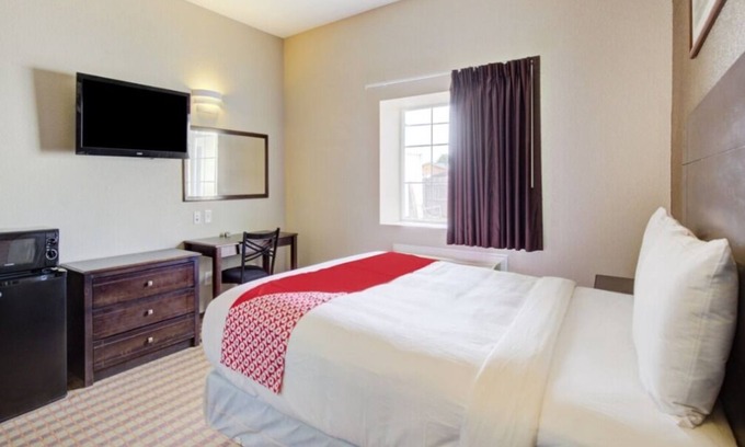 Dilley Maison | Your Home Away From Home! Near Dilley City Park! Free Breakfast with Parking!