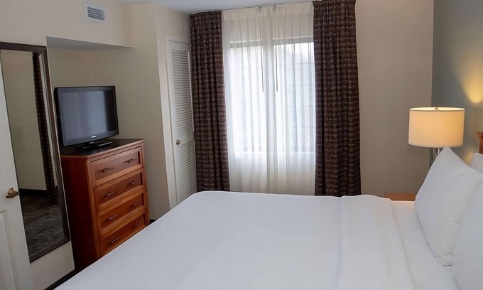 Vance Jackson Appartement | Your Home in San Antonio's Center! 2 Comfortable Suites w/ Free Breakfast! Pool!