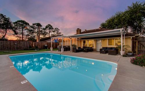 Houston Maison | Your Houston Vacation Getaway 3-BD Pool Patio
