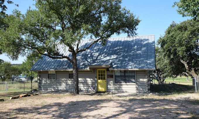 Burnet Cabine | Yellow Door Cabin at Lake Buchanan!