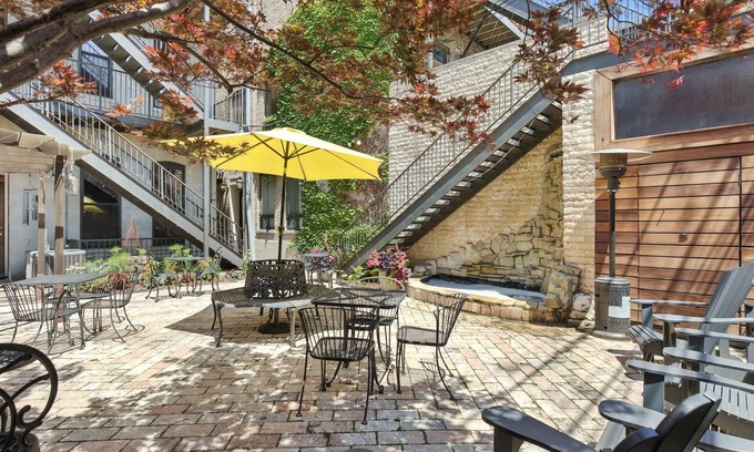 East Village Lit Et Petit-Déjeuner | Your Own 8 Bedroom Private Inn and Event Space, Urban Garden Included