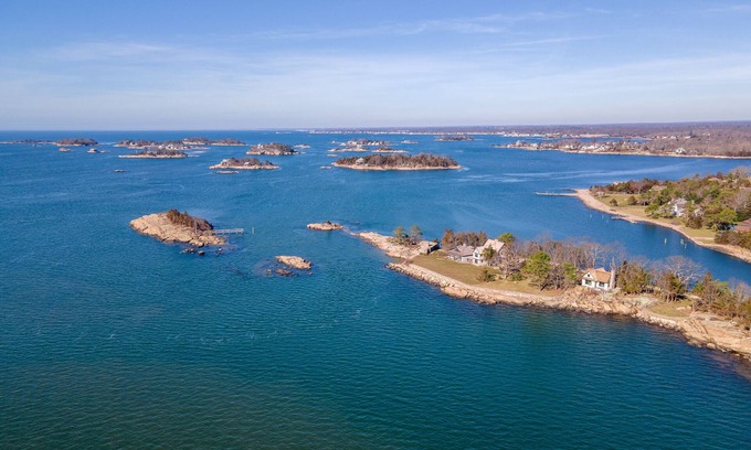 Guilford Maison | Your own Thimble Islands private cottage! (accessible by car via Old Quarry)