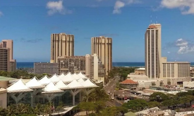 McCully - Moiliili Copropriété | Your own Treasure close to the Beach, shopping and centrally located.