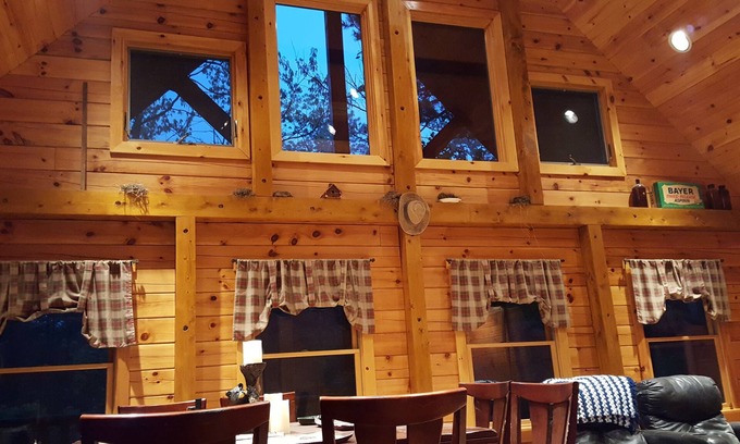 White Haven Cabine | Your Perfect Mountain Getaway! Relax at "Lost and Found" Quiet Secluded Peaceful