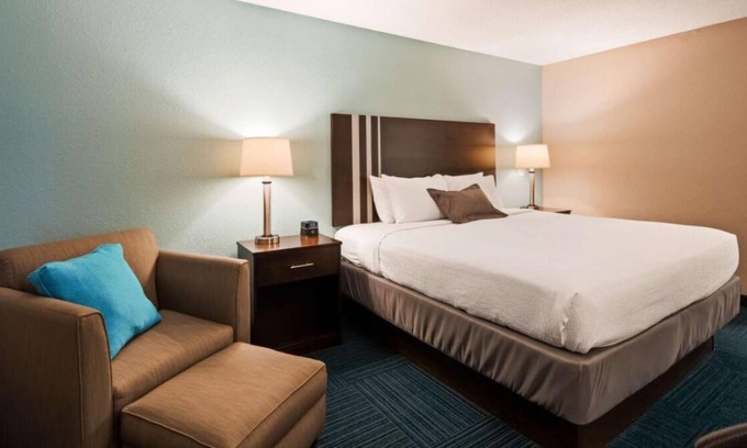 Blaine Maison | Your Relaxing Getaway Awaits! Free Breakfast and Parking, Onsite Dining
