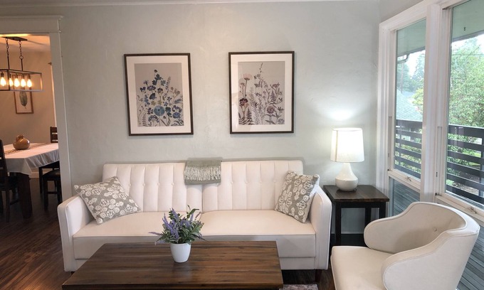 Central Oregon Appartement | Modern and Tasteful Eugene Getaway