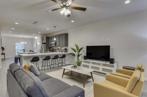Cedar Crest Maison | Your Vibrant Dallas Getaway Home