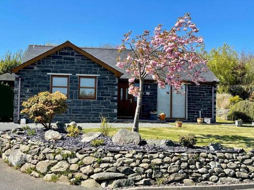 Llanddaniel Fab Maison | Yr Encil