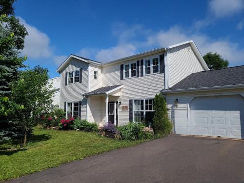 North River Villa | Yuan's Cozy 4BR House in Charlottetown