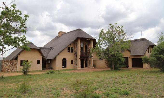Leeupoort Maison | Zebula 7 Bedroom with Mountain Views – Z127