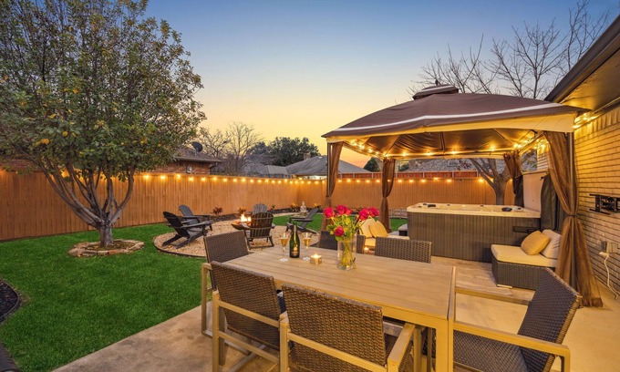 Lake Highlands Maison | Zen Back Yard with Hot Tub & Firepit: Spa at Home