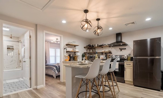 Bellmawr Maison | Zen & Cozy 2 Bedroom | Close To Philly | WiFi