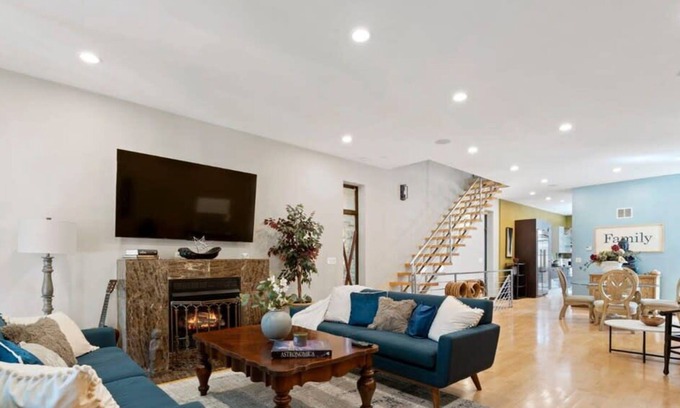 Heart of Chicago Maison | Zen Oasis of Elegance: Expansive Executive Home