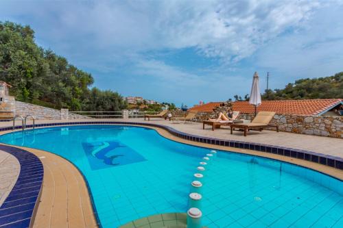 Makrys Tichos Appartement | Zen Serenity Retreat with Great Outdoors, Pool & Parking