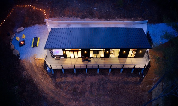 Wiley Cabine | Zenplicity Cabin. Pet friendly, views, hot tub, smart home! 5 minutes from TGSP